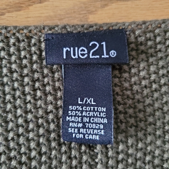 Sweater - Picture 1 of 4